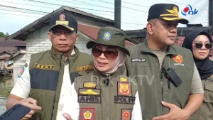Satpol PP Samarinda Bongkar Bangunan Liar Jembatan Mahakam