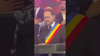 Dominic Fritz, membrii USR și sute de timișoreni cântă Imnul Național al României.