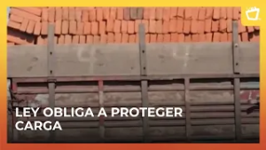 Carga sin asegurar en carretera pone en riesgo a conductores