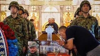 Serbie : des milliers de personnes assistent aux funérailles de Ratko Mladić malgré les...