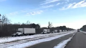 Автомагистрали I-55 и I-22 на севере штата Миссисипи вновь открыты, водители грузовиков возвращаю...