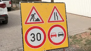 PARKOLÓK ÉS GYALOGÁTKELŐHELYEK ÉPÜLNEK JÁSZÁROKSZÁLLÁSON