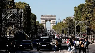 Parigi rimuove le bici e chiude le strade per l’arrivo di Papa Leone XIV