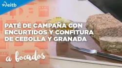 A BOCADOS: Paté de campaña con encurtidos y confitura de cebolla y granada