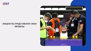 HIGH SCHOOL STUDENTS PRESENT THEIR PROJECTS