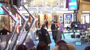 Fan in attesa davanti all'ARISTON A SANREMO: cresce l'entusiasmo per il FESTIVAL