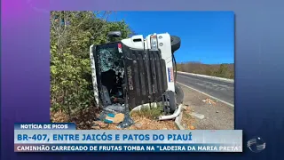 Truck loaded with fruit overturns on "Maria Preta hill" between Jaicós and Patos do Piauí