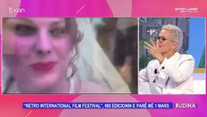 Besa Myftiu publikun librin “Ditët e Vetmisë”, kopjen e parë ia dhuron Rudina Magjistarit