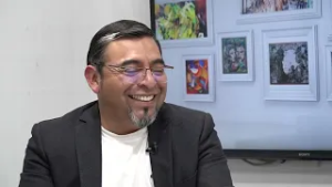 TV USAC presenta al artista plástico Josué Hernández, en el programa Sala de artistas.
