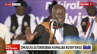 Omusuuga alangiridde Omukama omuggya, amaziga negamuyitamu ng'asuubula Oyo.