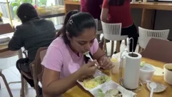 FUNDAMOR entrega platos de comida a padres de niños hospitalizados