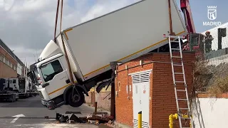 Scary scene in Villaverde: a truck with brake failure is left hanging from a wall