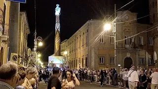 Italie : une ville porte dans ses rues une imposante statue de la Vierge Marie