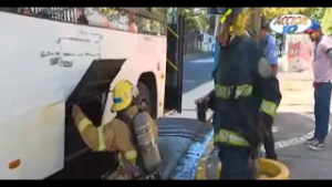 Pasajeros de bus viven momentos de pánico tras incendio provocado en Managua