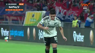 MILLONARIOS OPENS THE SCORING AGAINST MEDELLÍN! Header by Stiven Barreiro and a goal for the Blue...