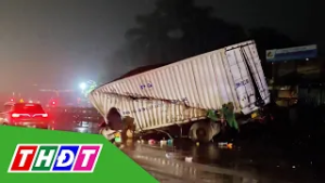 Tàu hỏa tông xe tải trong đêm mưa, tài xế tử vong | THDT