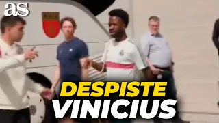 VINICIUS's slip-up when boarding the bus to the stadium | SCHALKE 04 - REAL MADRID