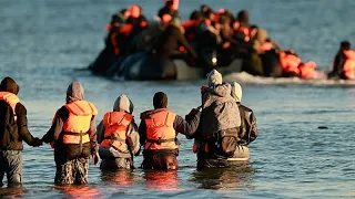 Frankreich: Migranten steigen in überfülltes Boot für Ärmelkanal-Passage