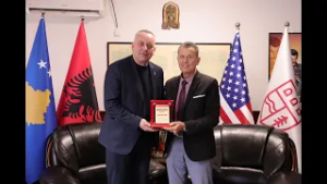 Gazetari Lorenc Shehu, vlerësohet me "Mirënjohja e qytetit" nga kryetari i komunës së Deçanit