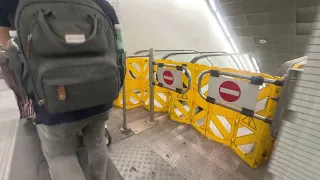 This is how Amt makes people travel: over 100 steps on foot at the Sarzano metro station