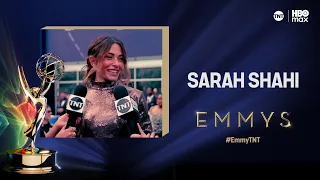 Sarah Shahi de Paradise deslumbra en la alfombra roja de los Emmy 2026 | #EmmyTNT