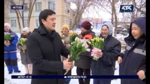 Тюльпанами, премиями и продуктовыми корзинами поблагодарил коммунальщиц за их труд аким Актобе
