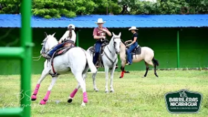 Competencia de barrileras premia a las más rápidas en su primer aniversario