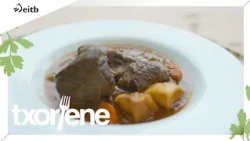 TXORIENE: Behi zankar gisatua bere hornigaiekin