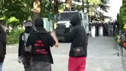 Këngë, valle dhe pantonima para Kryeministrisë/ Studentët protestojnë me art dhe mesazhe