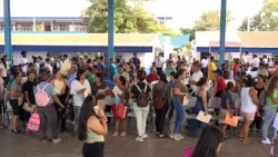 Parents attend 2027 school enrollment