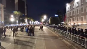 Opozita në protestë/ Forca të shumta policore rrethojnë Kryeministrinë
