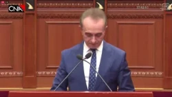 Qytetarët protestojnë/ Deputetët e opozitës braktisin Kuvendin gjatë diskutimeve për “Territorialen”