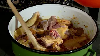 România în bucate: Tocăniţă de cocoș cu găluşte, mămăligă cu brânză şi murături (@TVR Tg Mureş)