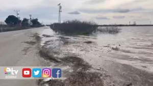 MERİÇ TAŞTI, SEDDE PATLADI KARAYOLU SULAR ALTINDA