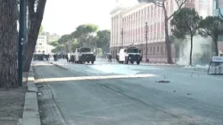 Protesta/ Të rinjtë hedhin gurë drejt efektivëve, këta të fundit përgjigjen me gaz lotsjellës