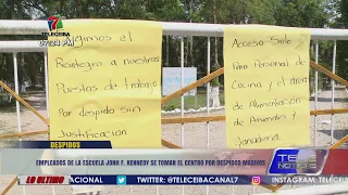 Empleados de la Escuela Jonh F. Kennedy se toman el centro por despidos masivos