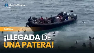 Pánico entre los bañistas: desembarca una patera en Cartagena a plena luz del día