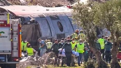 Espagne : les secours fouillent les carcasses des trains