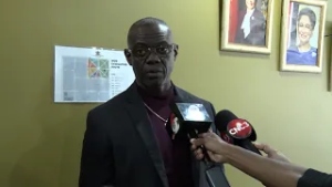 Заместитель комиссара полиции Бенджамин обещает сохранить присутствие полиции в школах.