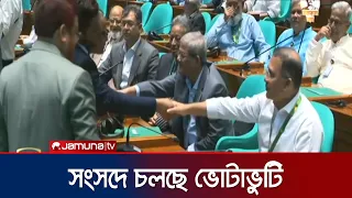 চলছে রাষ্ট্রপতি নির্বাচন, প্রথমেই ভোট দেন হাফিজ উদ্দিন আহমদ | President Election BD 2026 | Jamuna TV