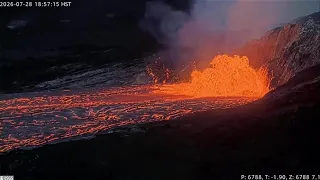 Hawaii, la fontana a cupola sputa lava dal vulcano Kilauea: la meraviglia naturale