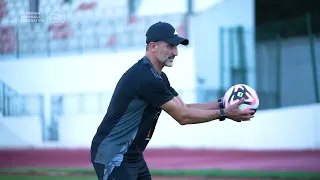 👀 تركيز كبير من محمد رضا عاصمي.. متابعة دقيقة لكل تفاصيل تدريبات الحراس! 🧤🇩🇿#منتخب_u23