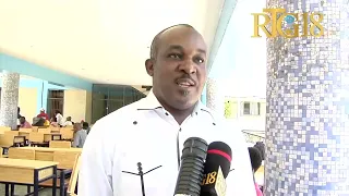 Ex minis Afè Sosyal la Georges W Franck enskri kòm elektè nan sant enskripsyon vòt Lycée National PV