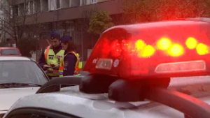 NE VAGÁNYKODJ AZ ÚTON! - BIZTONSÁGOSAN VEZETNI MENŐ!