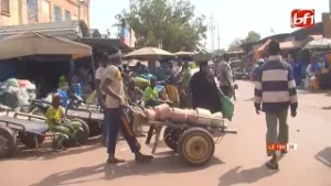 Grand Marché de Bobo : immersion dans l'univers des pousseur de Charrettes
