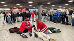 En Hungría, jóvenes voluntarios enseñan técnicas de reanimación dentro del metro