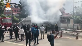 काठमाडौंको त्रिपुरेश्वर चोकको बस स्टप अगाडि यात्रु बाहक बसमा आगलागी  || NEPAL TELEVISION