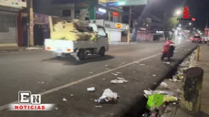 Basura desborda parque Duarte tras carnaval en Villa Altagracia