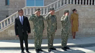 Prezident Döyüş bayraqlarının verilməsi mərasimində iştirak edib