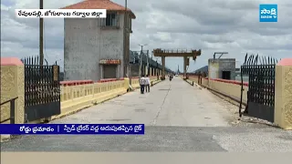 జూరాల డ్యాం పై రోడ్డు ప్రమాదం | Road accident on Jurala Dam | Sakshi TV